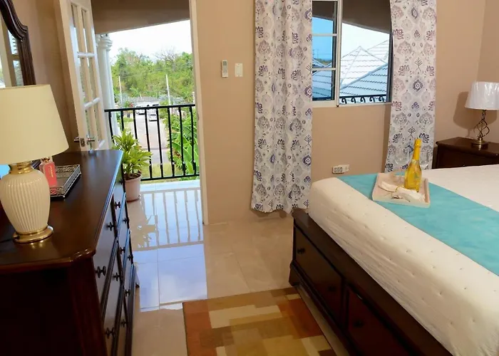 Winter Escape With Seaview - Private Balcony & Fast Wifi Villa Runaway Bay