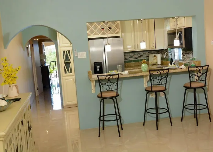 Villa Winter Escape With Seaview - Private Balcony & Fast Wifi Runaway Bay